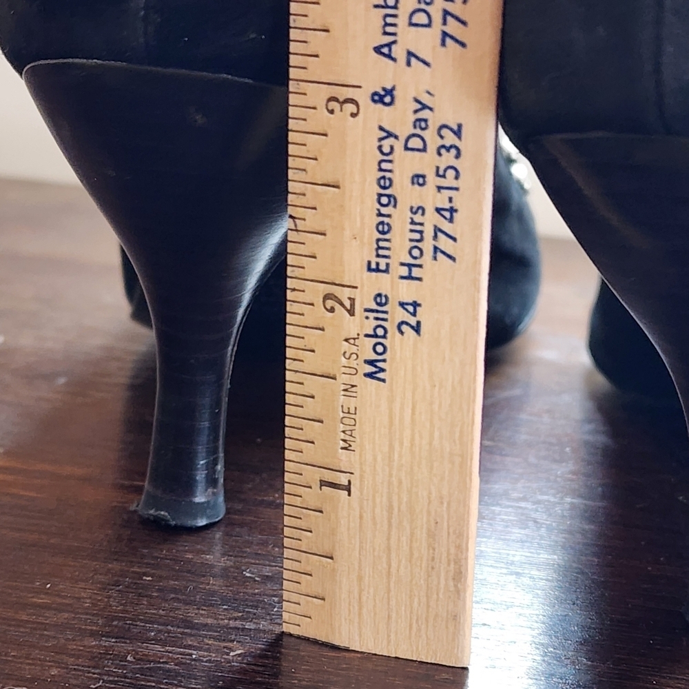 Hollywould Black Suede Leather Studded Handcuff Heels Pumps Made Italy Size 9.5 - Picture 14 of 14